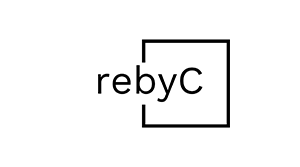 Logo de Rebyc en escala de grises sobre un fondo transparente