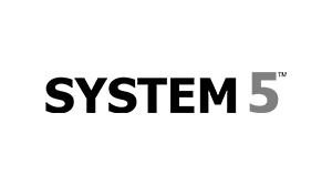 Logo de System 5 en escala de grises sobre un fondo transparente