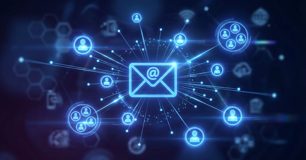 Sobre de correo electrónico con el símbolo @ y los iconos del remitente a su alrededor en un entorno digital
